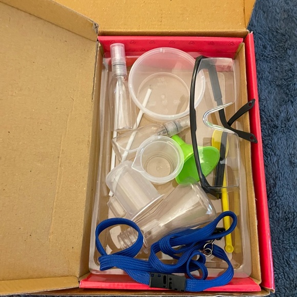 My first science kit gently used - Picture 2 of 4